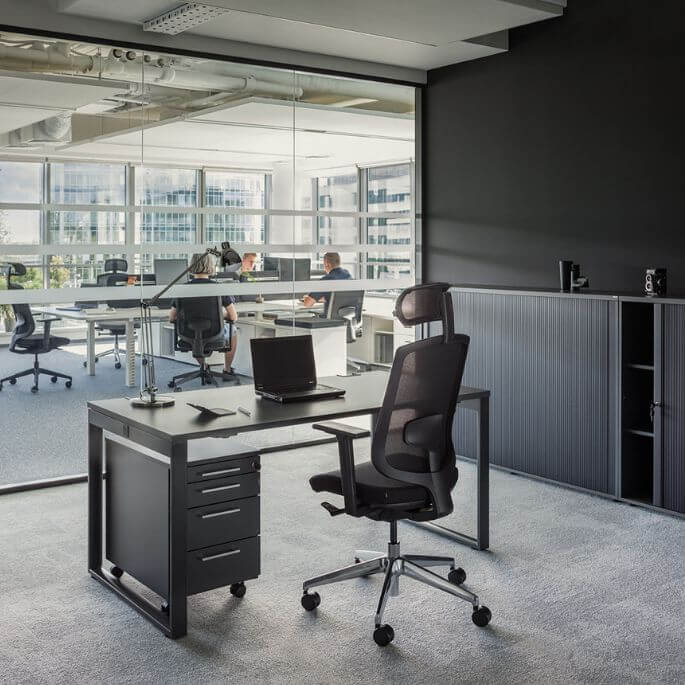 Fauteuil de bureau moderne avec appui-tête et assise noirs